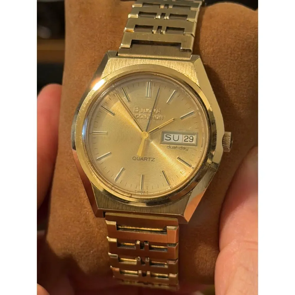 Vintage Bulova Accutron Quartz Dual-Day Gold Tone Watch Day Date Bracelet